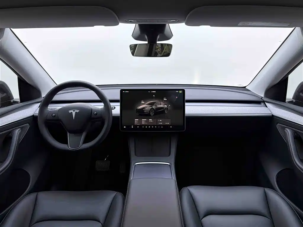 Tesla Model Y 2025 — фото 11