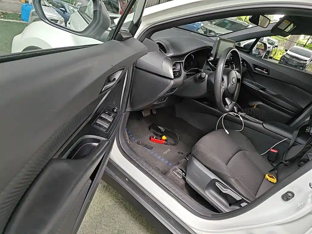 Toyota C-HR EV 2021 — фото 12