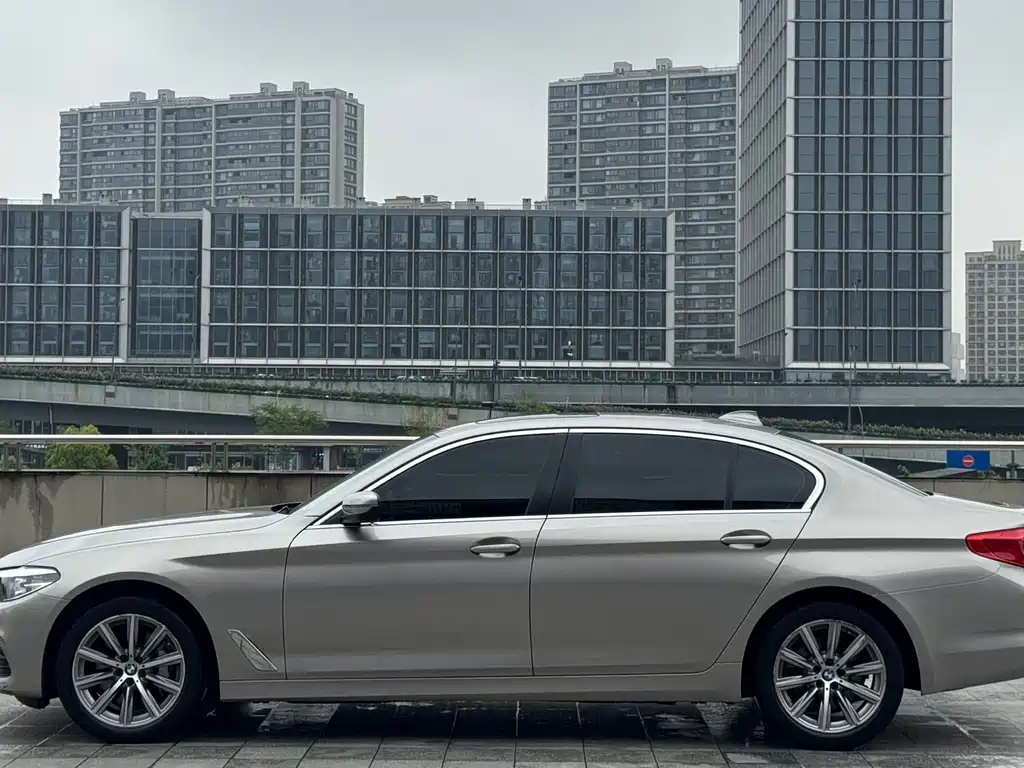 BMW 5 Series 2017 — фото 16