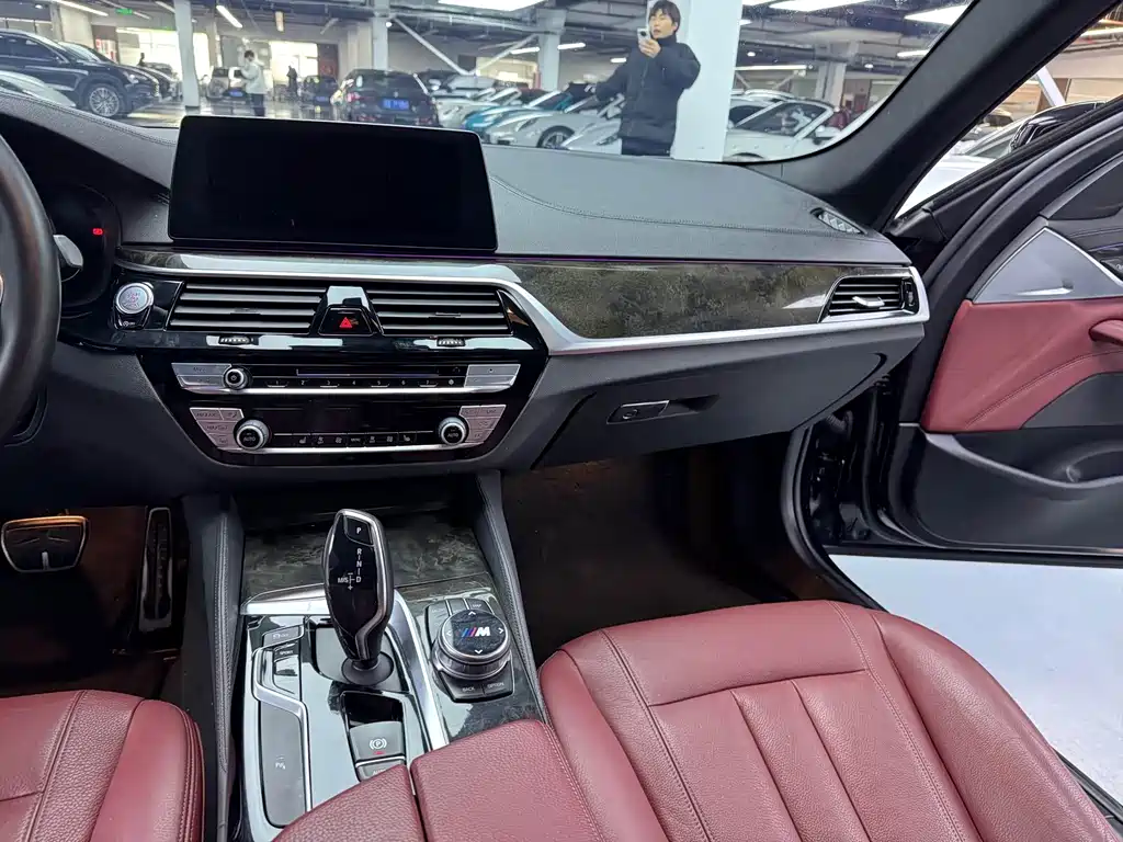 BMW 5 Series 2018 — фото 9