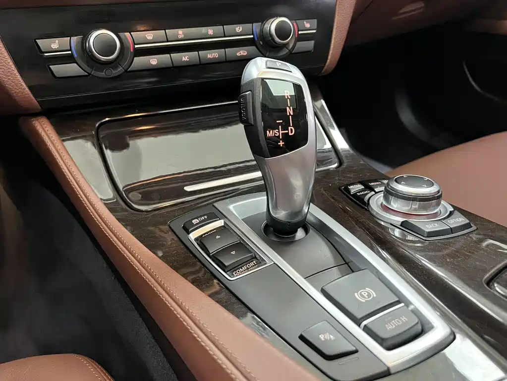 BMW 5 Series 2017 — фото 12