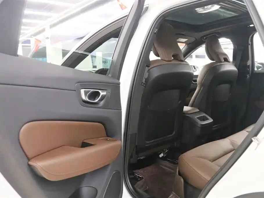 Volvo XC60 2023 — фото 13