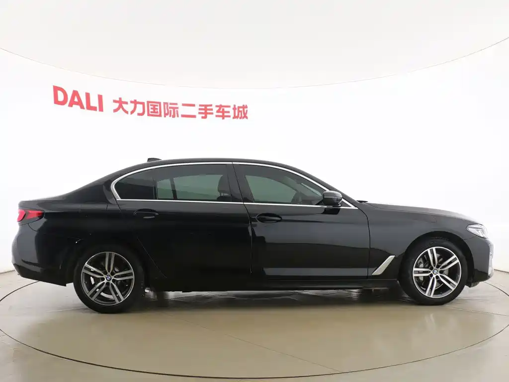 BMW 5 Series 2022 — фото 13