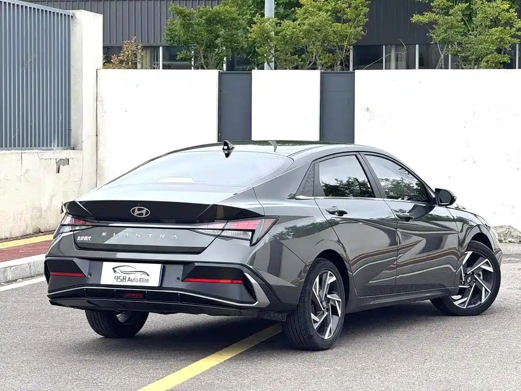 Hyundai Elantra 2023 — фото 11