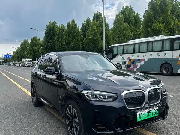 BMW iX3 2025