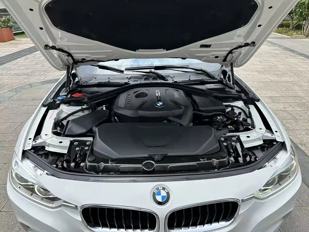 BMW 3 Series 2018 — фото 23