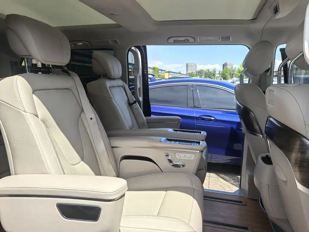 Mercedes-Benz V-Class 2021 — фото 10