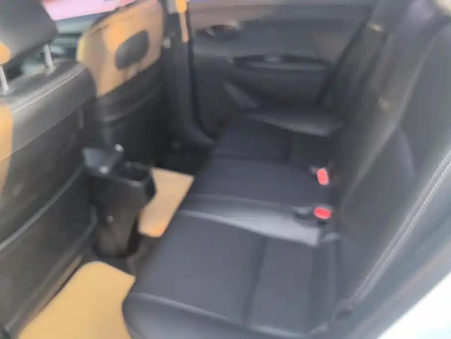 Toyota Yaris L 2019 — фото 10