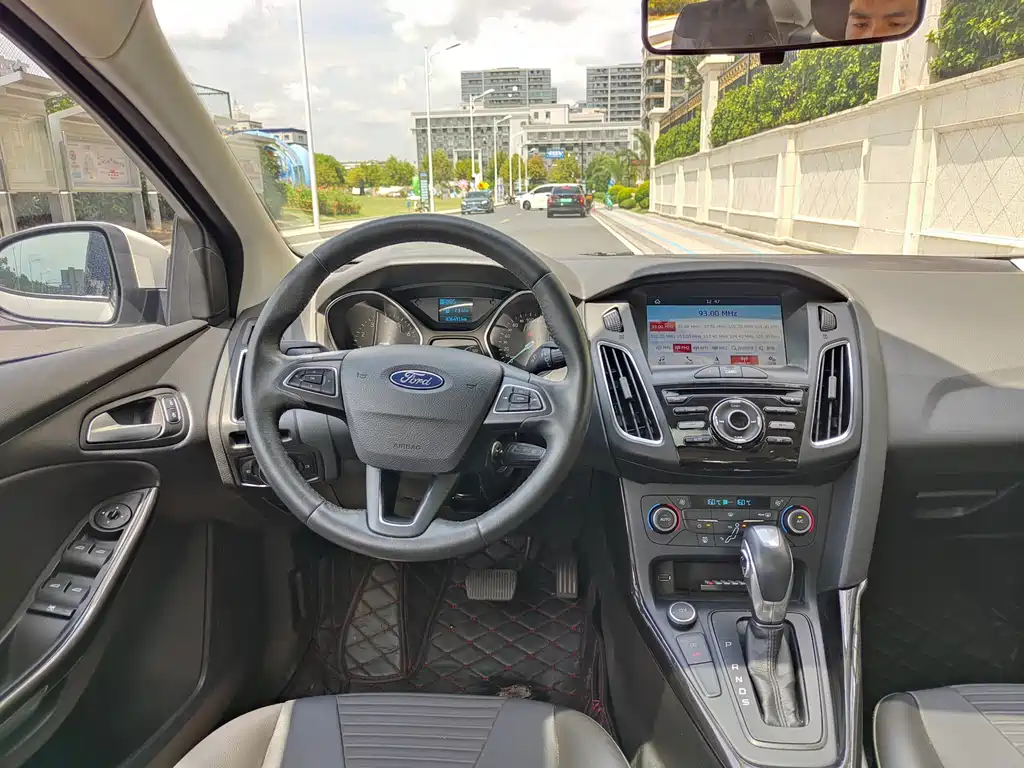 Ford Focus 2018 — фото 9