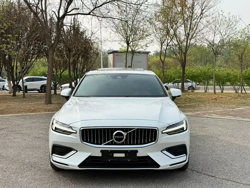 Volvo S60 2022 — фото 2