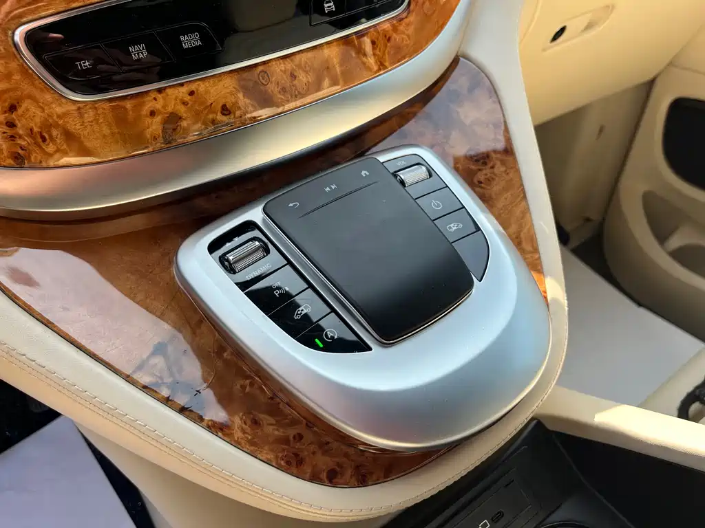 Mercedes-Benz V-Class 2021 — фото 14