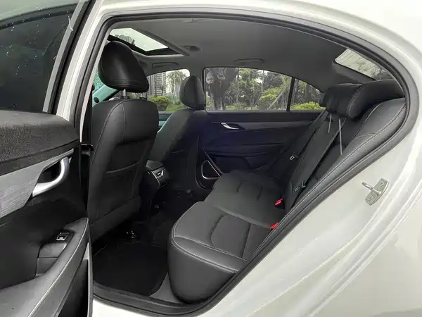 Geely Emgrand 2021