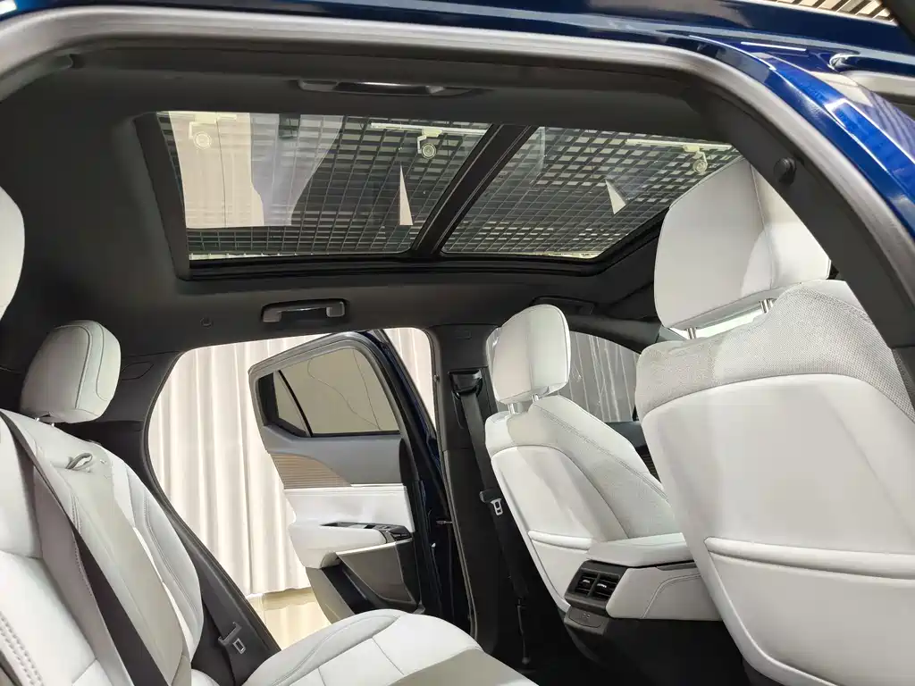 Cadillac GT4 2025 — фото 16