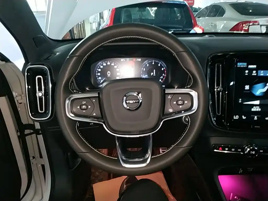 Volvo XC40 2021 — фото 11