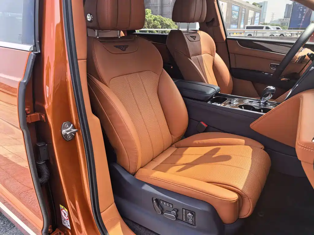 Bentley Bentayga 2020 — фото 12