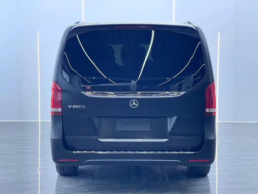 Mercedes-Benz V-Class 2023 — фото 17