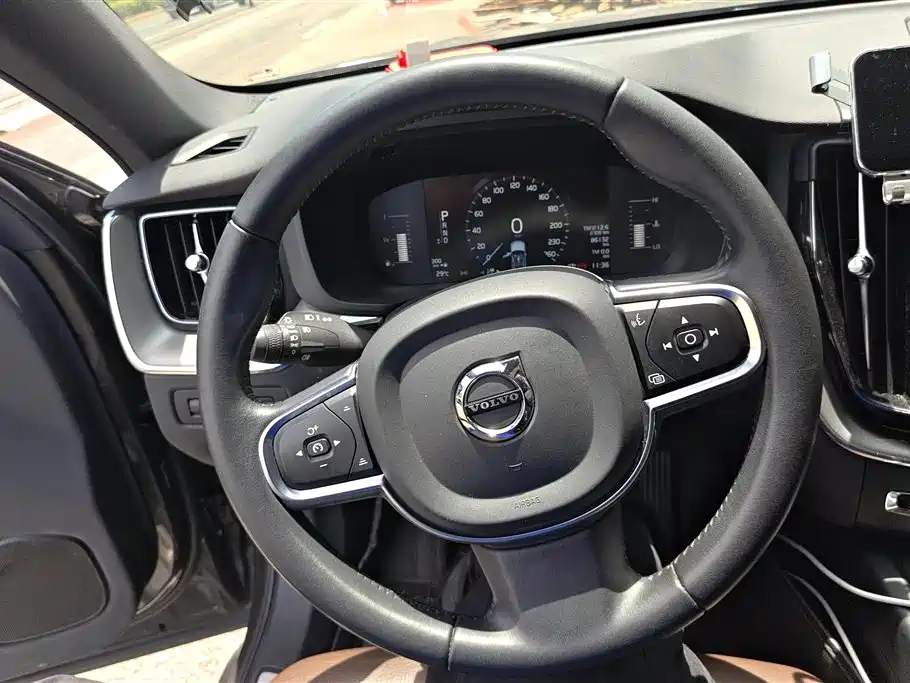 Volvo XC60 2020 — фото 15