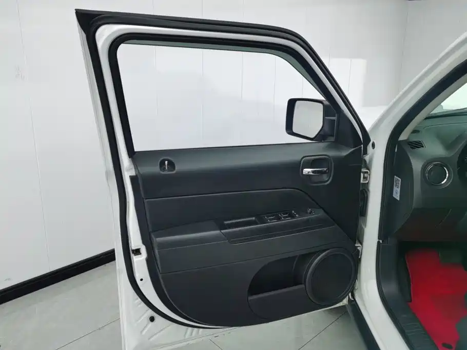 Jeep Freelancer 2015 — фото 7