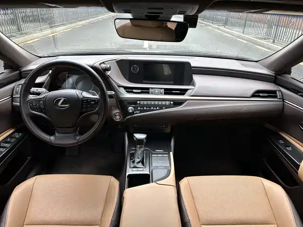 Lexus ES 2021