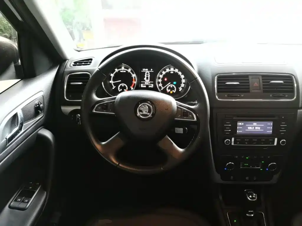 Skoda Yeti 2015 — фото 11