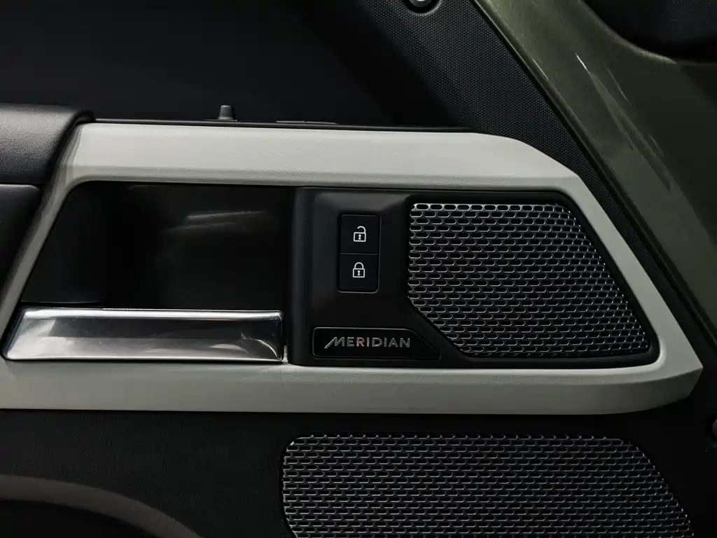 Land Rover Defender 2023 — фото 20