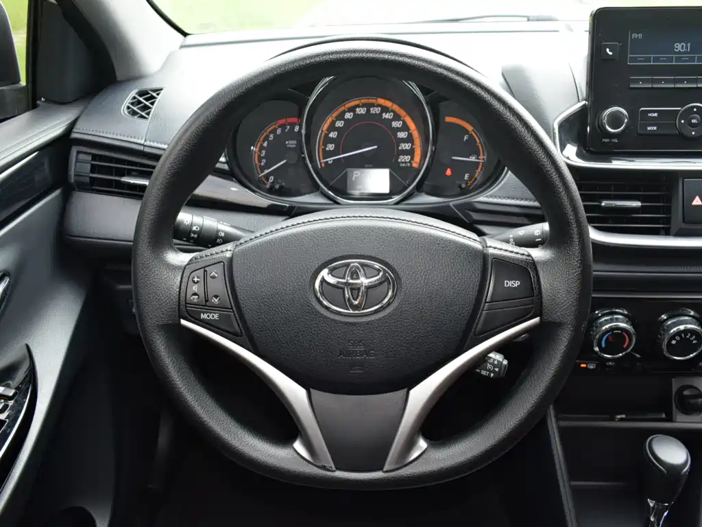 Toyota Yaris L 2023 — фото 16