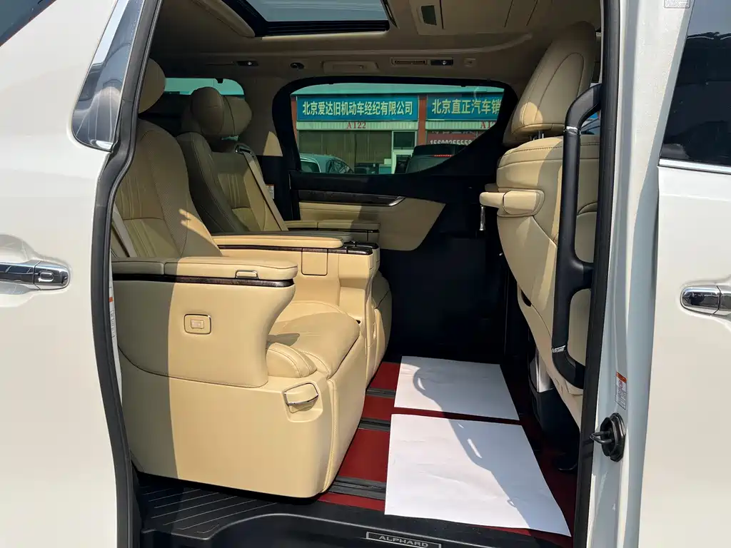 Toyota Alphard 2022 — фото 28