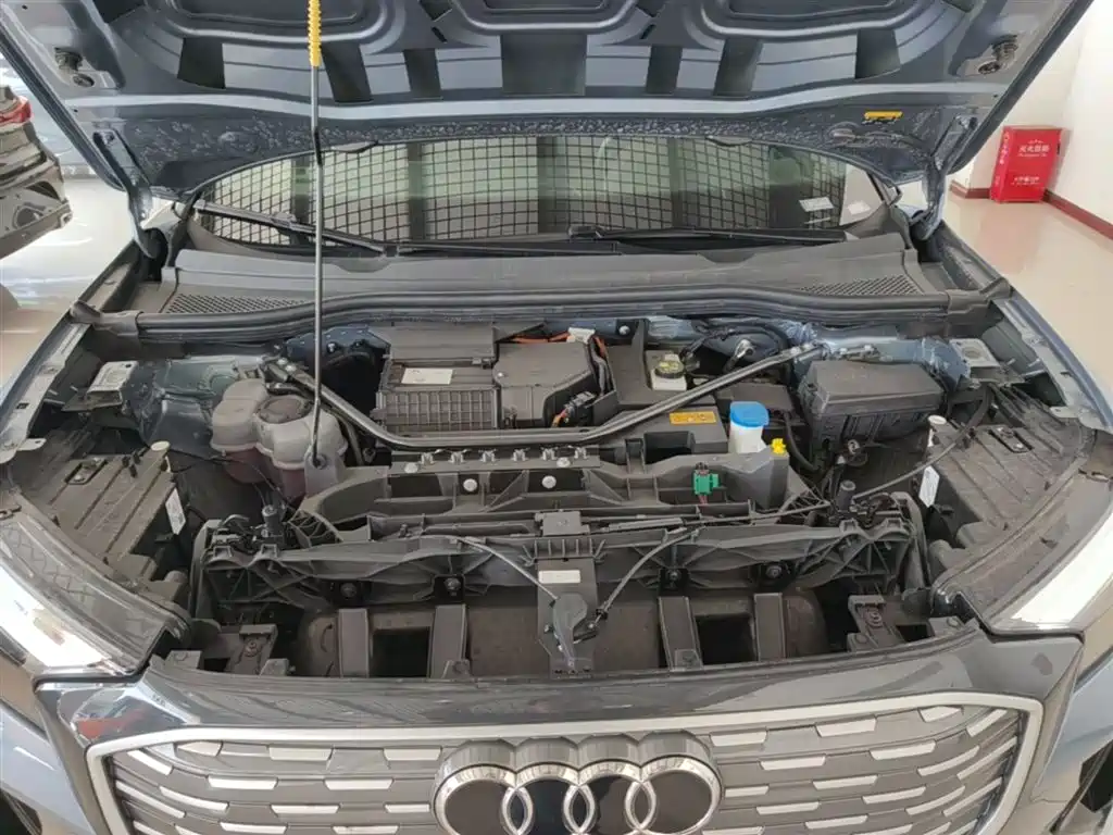 Audi Q4 e-tron 2025 — фото 20