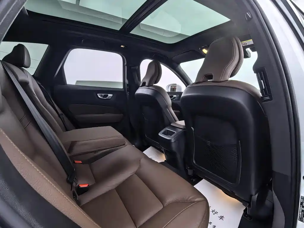 Volvo XC60 2024 — фото 10