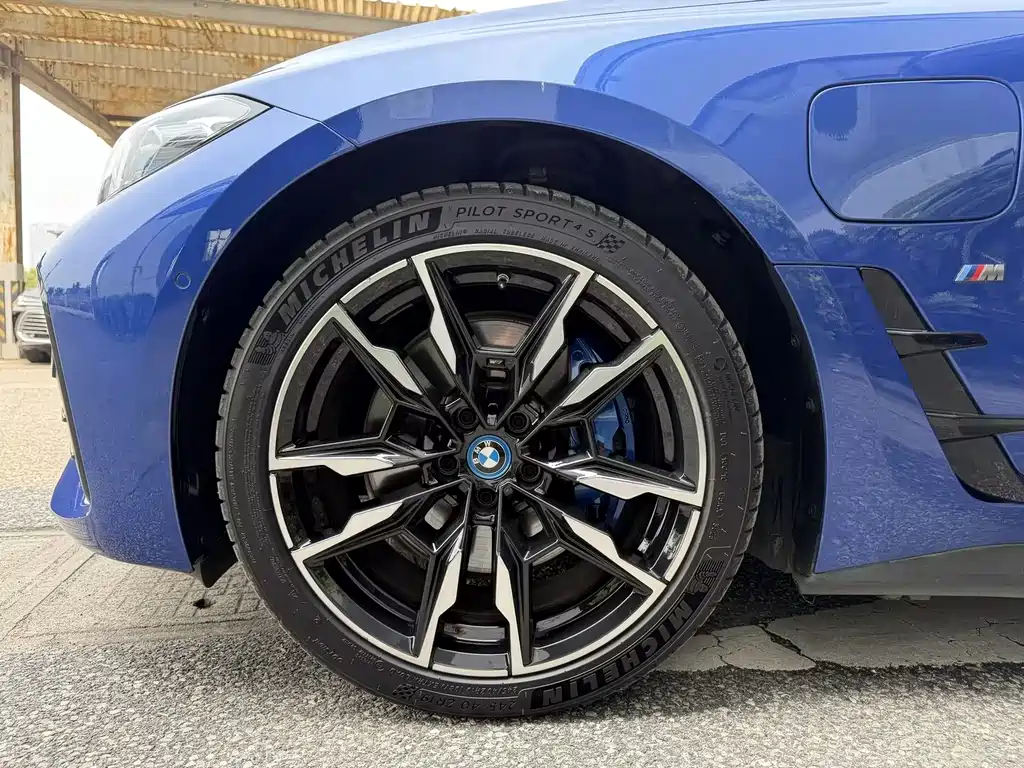 BMW i4 M 2024 — фото 20