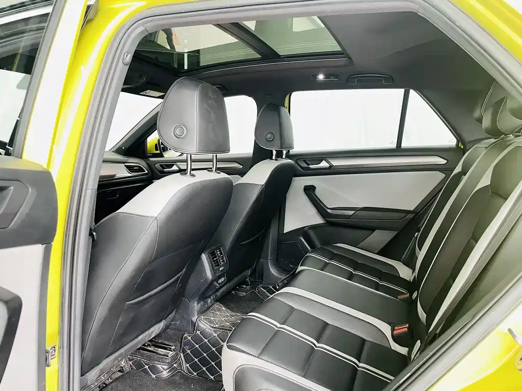 Volkswagen T-Roc 2023 — фото 9