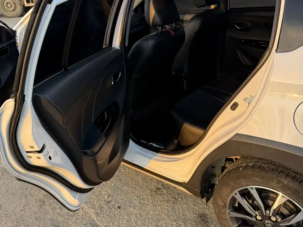 Toyota Yaris L 2022 — фото 10