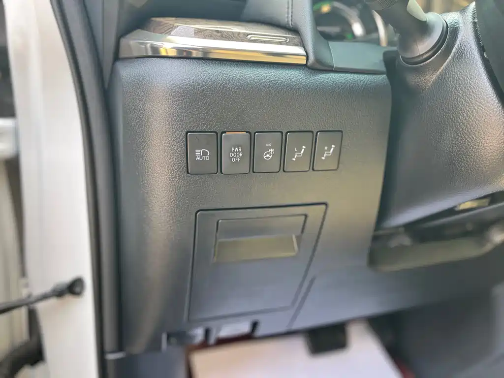 Toyota Alphard 2022 — фото 15