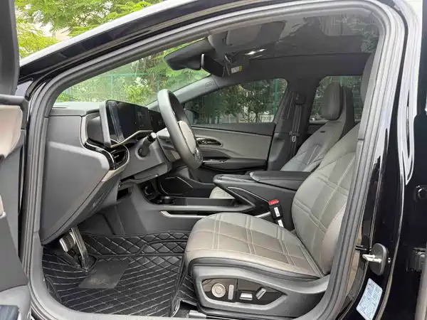 Hongqi EH7 2025