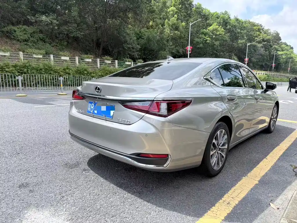 Lexus ES 2022
