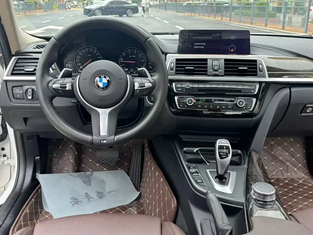BMW 3 Series 2019 — фото 13