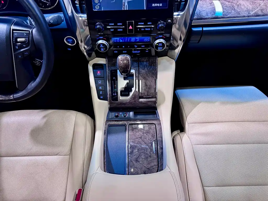 Toyota Vellfire 2023 — фото 29
