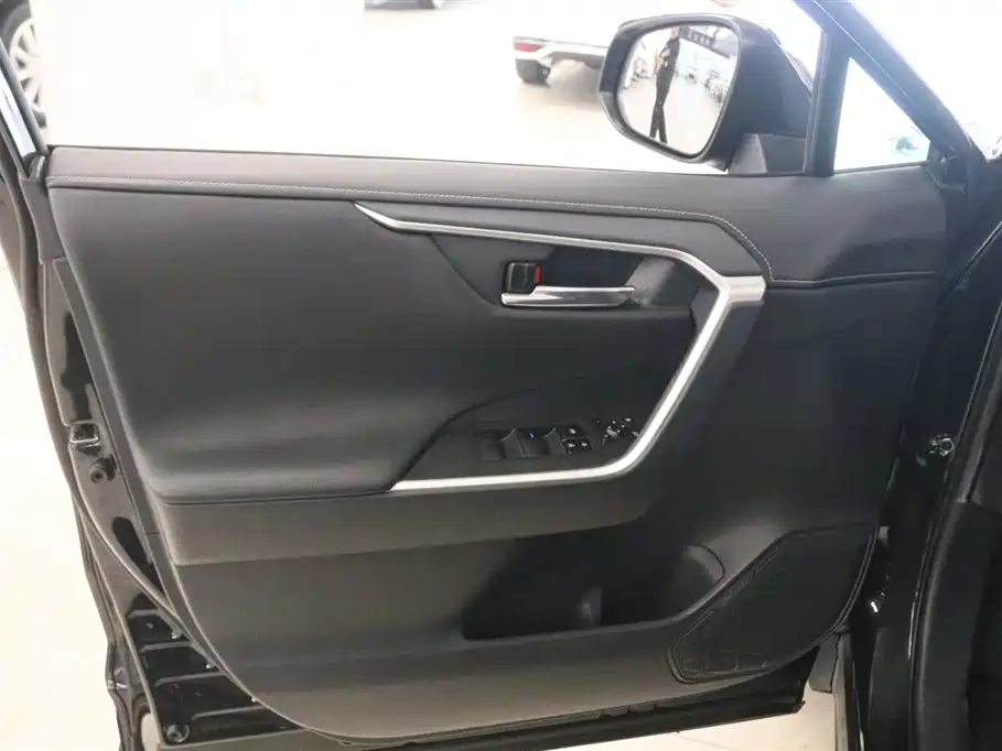 Toyota RAV4 2020 — фото 12