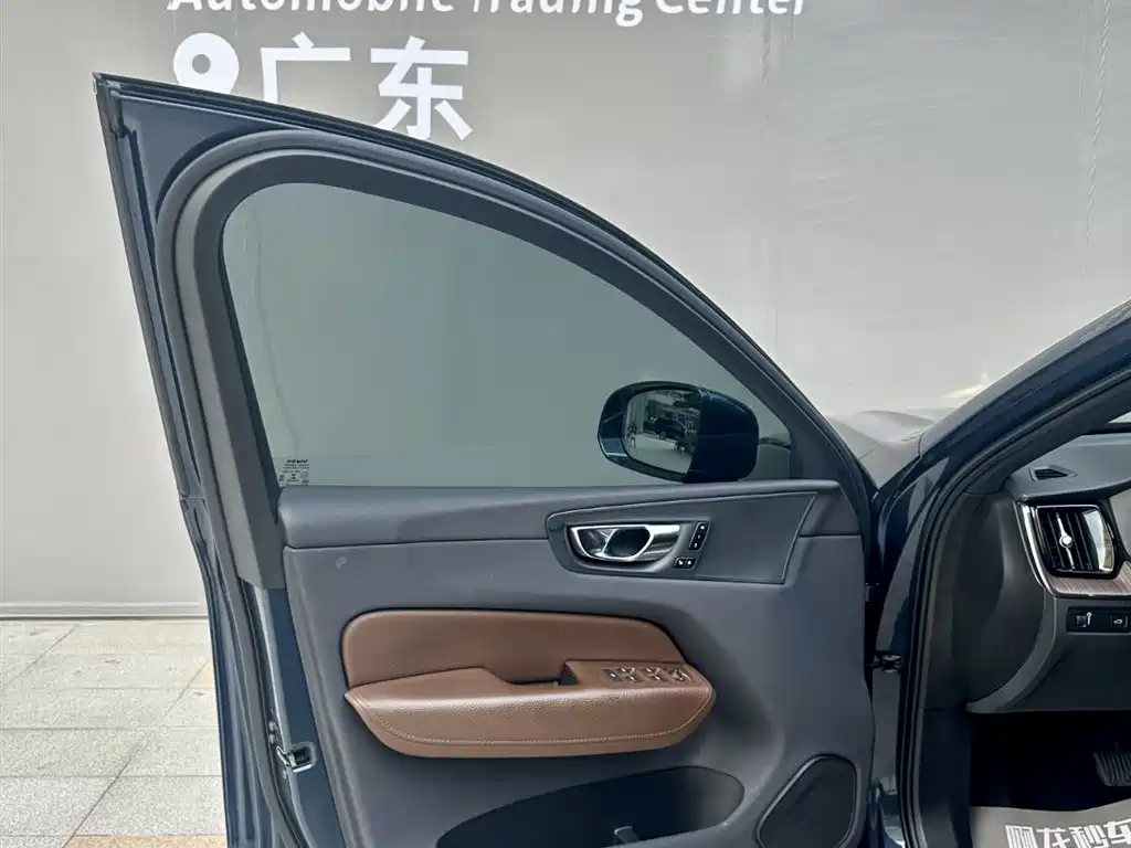 Volvo XC60 2021 — фото 12