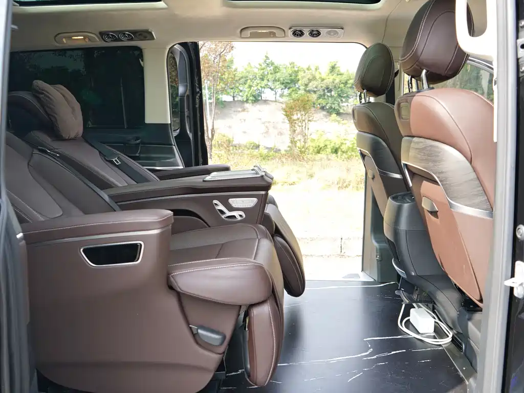 Mercedes-Benz V-Class 2024 — фото 15