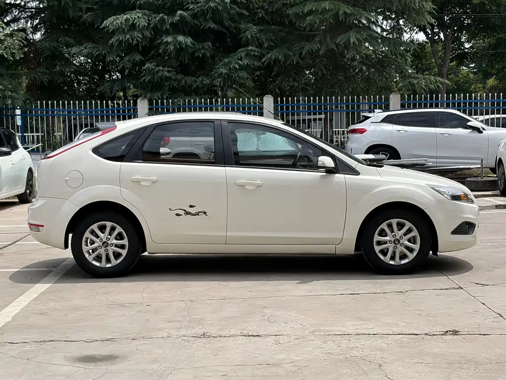 Ford Focus 2014 — фото 16