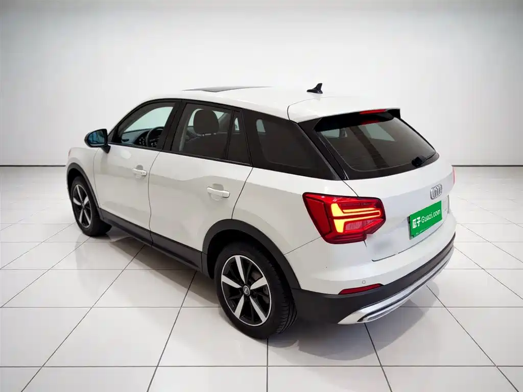 Audi Q2L e-tron 2020 — фото 4