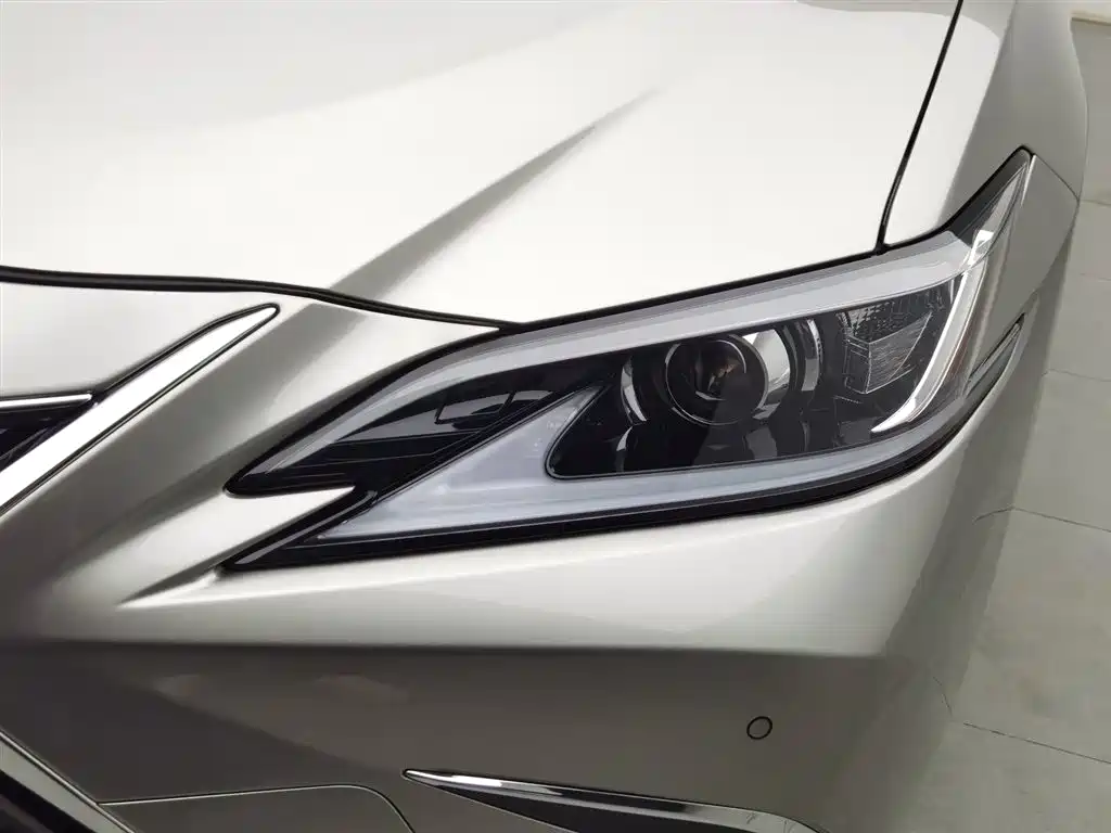 Lexus ES 2020 — фото 7