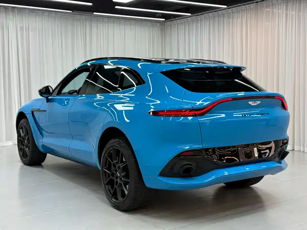 Aston Martin DBX 2022