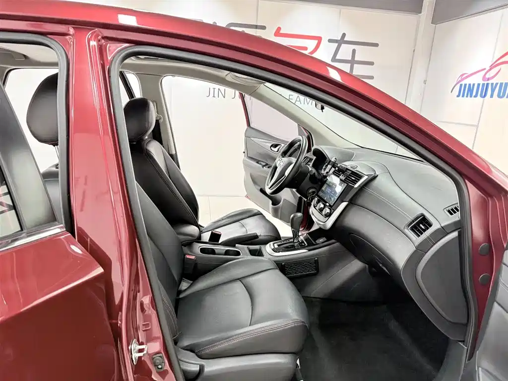 Nissan Tiida 2018 — фото 16