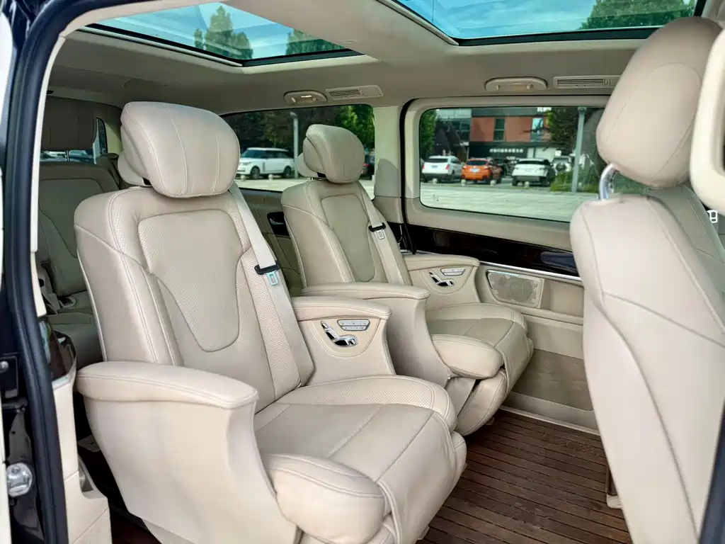 Mercedes-Benz V-Class 2017 — фото 17