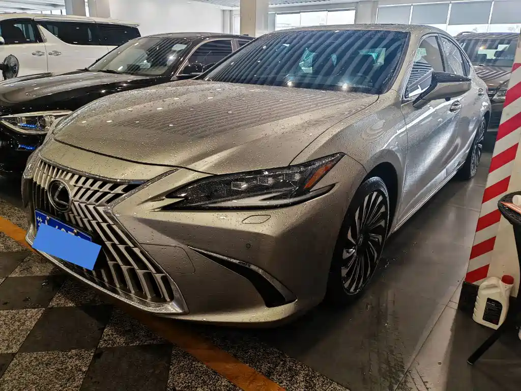 Lexus ES 2023 — фото 1