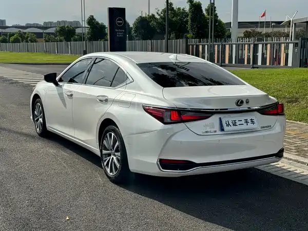 Lexus ES 2021