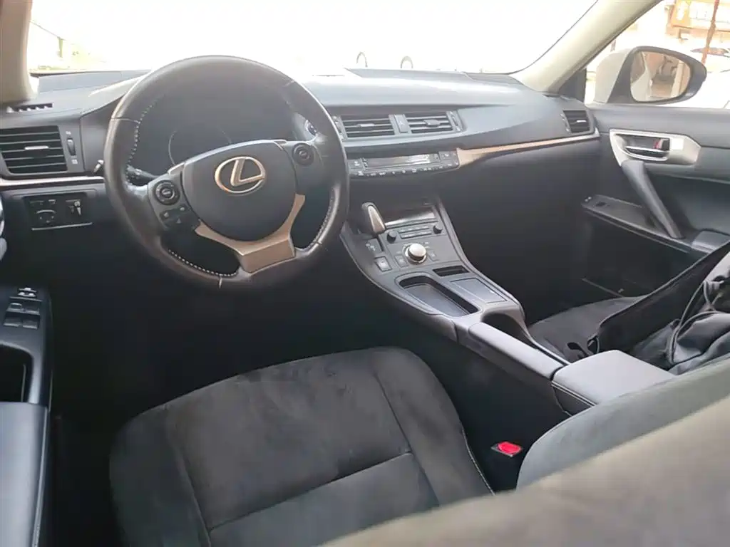 Lexus CT 2015 — фото 10