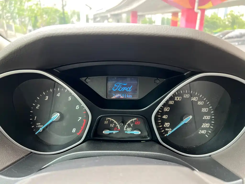 Ford Focus 2013 — фото 17